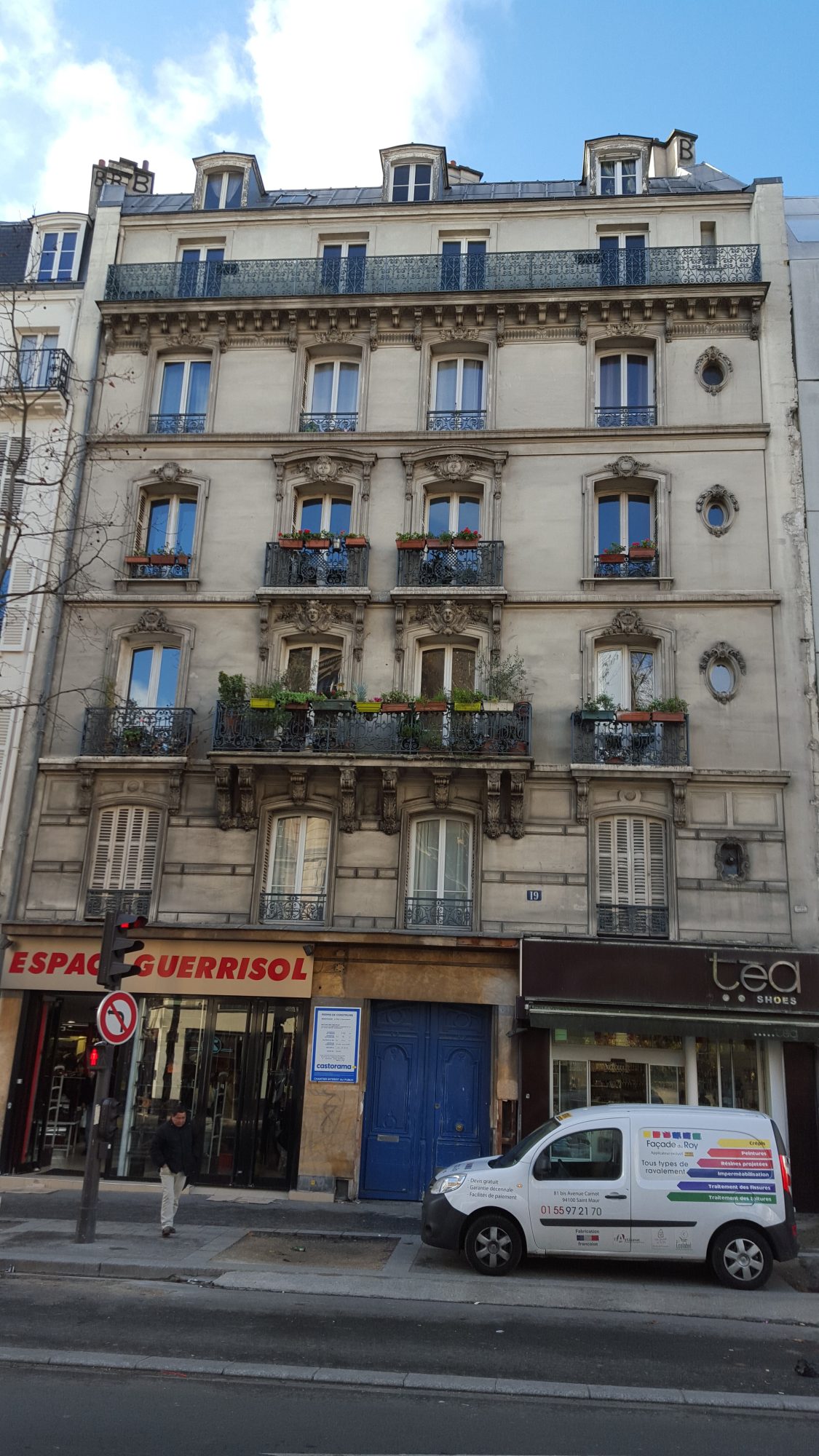 Façade avant travaux de ravalement à Paris 7e, enduit encrassé et fissuré - Montaigne Façades