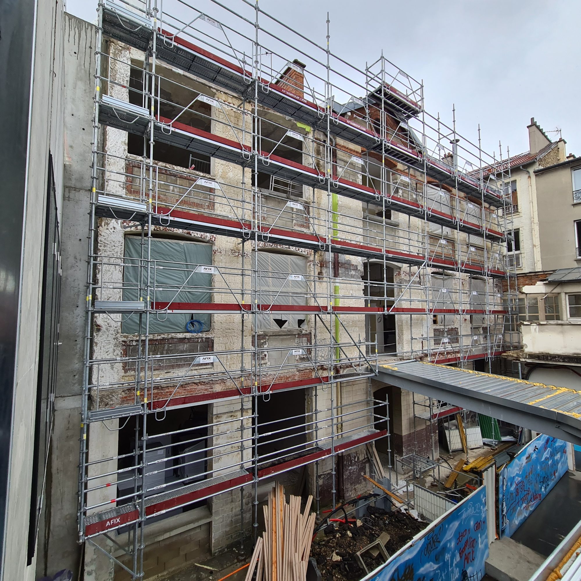 Façade avant travaux de ravalement à Paris 15e, enduit encrassé et fissuré - Montaigne Façades
