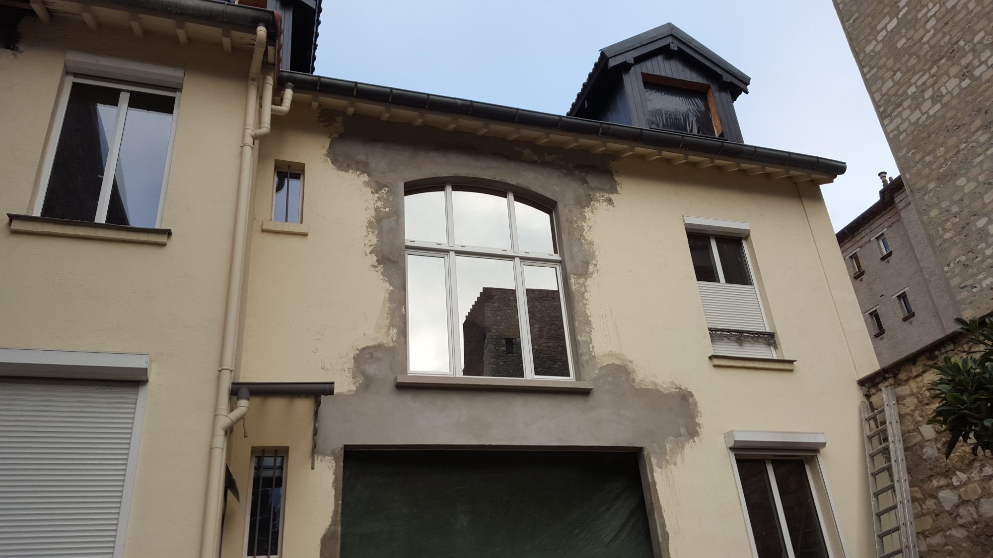 Façade avant travaux de ravalement à Paris 3e, enduit encrassé et fissuré - Montaigne Façades