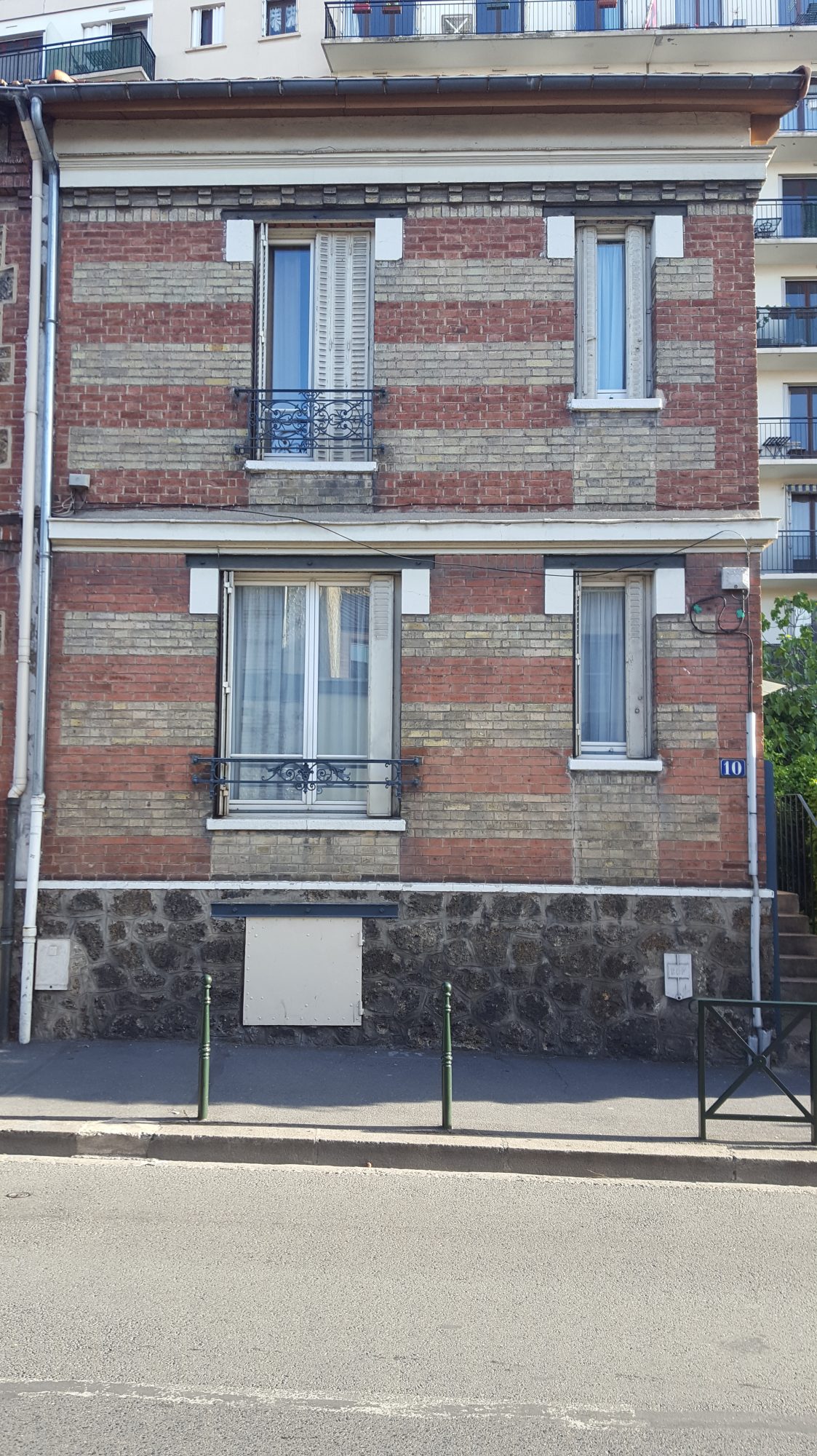 Façade avant travaux de ravalement à Paris 8e, enduit encrassé et fissuré - Montaigne Façades