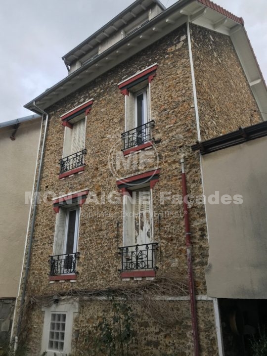 Montaigne Façades bâtiment pierre fenêtre balcon rouge